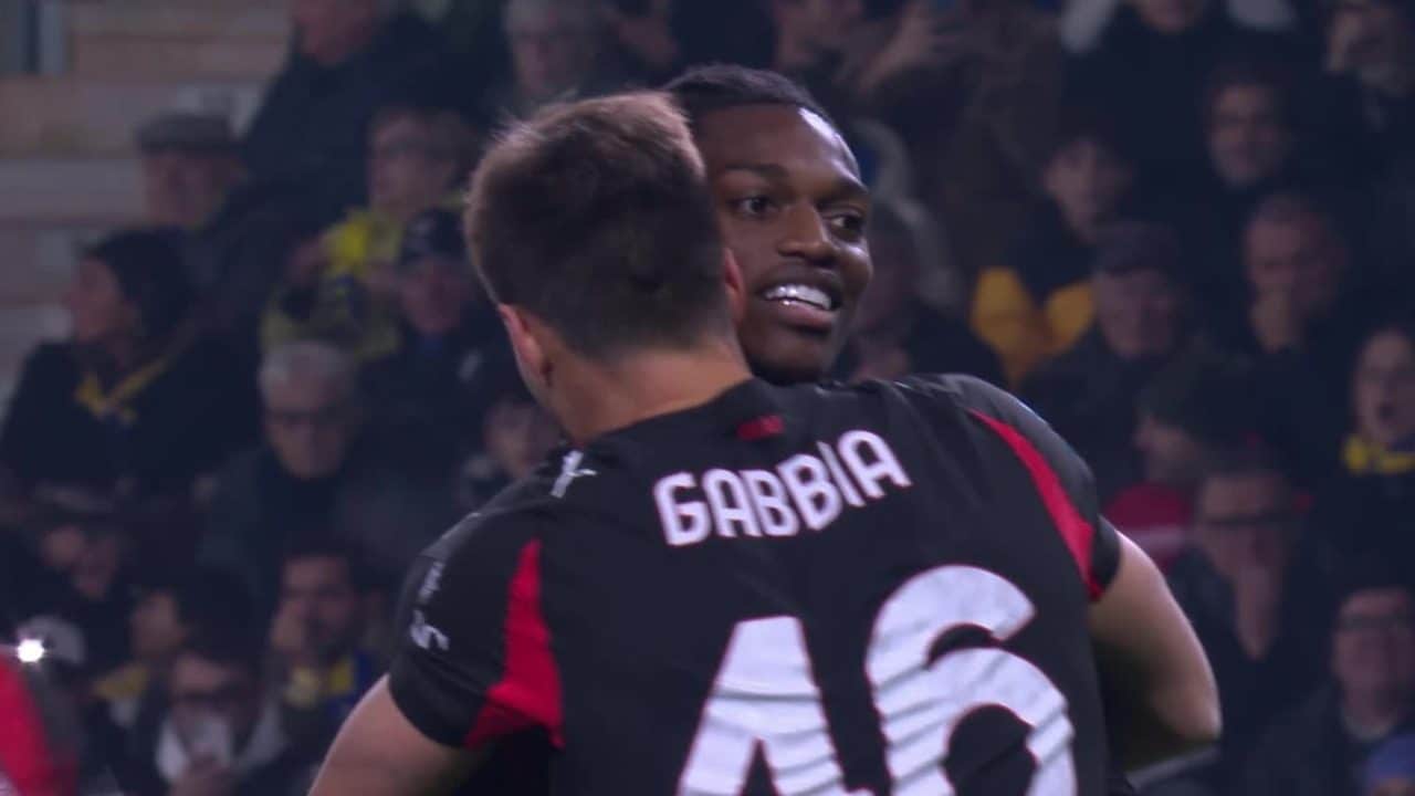 Il Milan si fa rimontare dal Parma: non bastano Saelemaekers e Leao, finisce 2-2