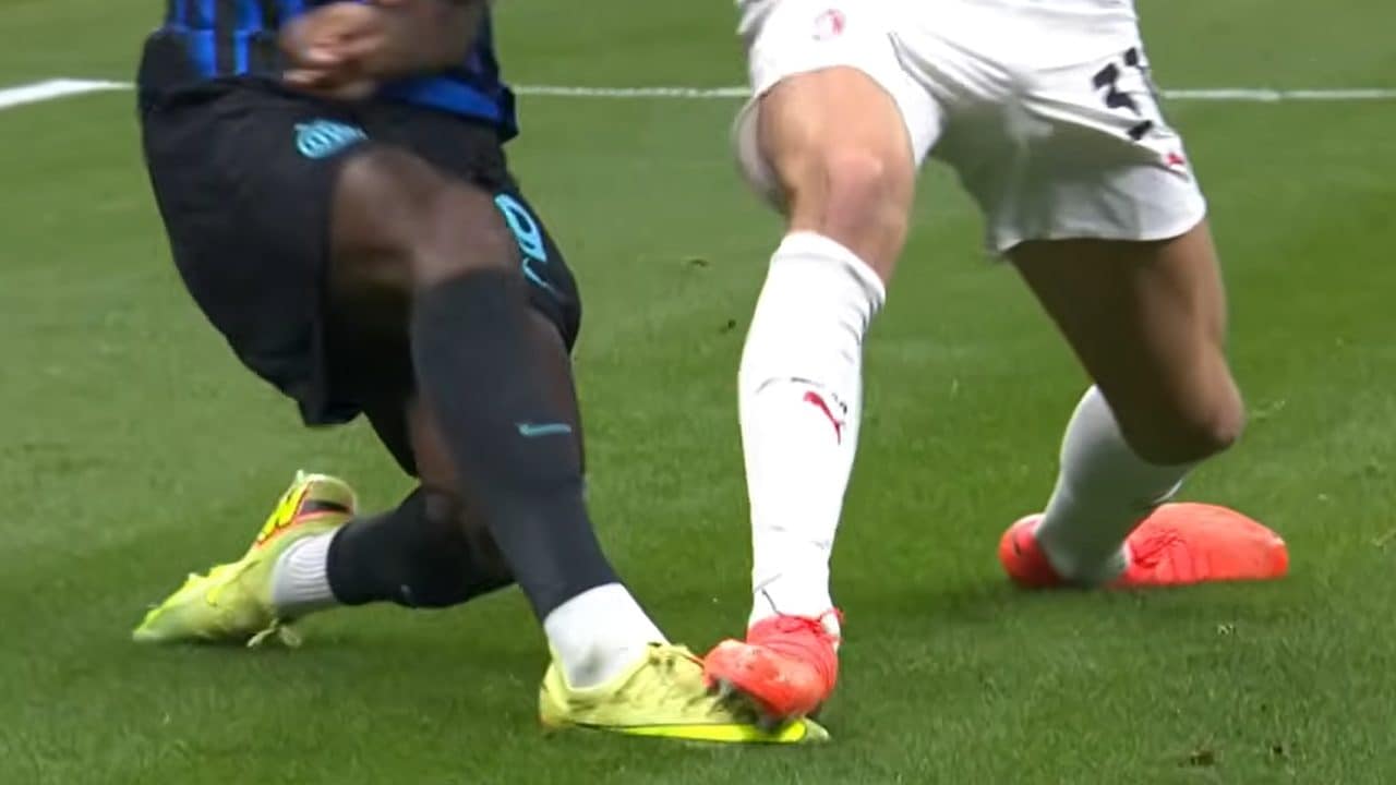 Pavlovic interviene su Thuram in Inter–Milan: rigore per imprudenza