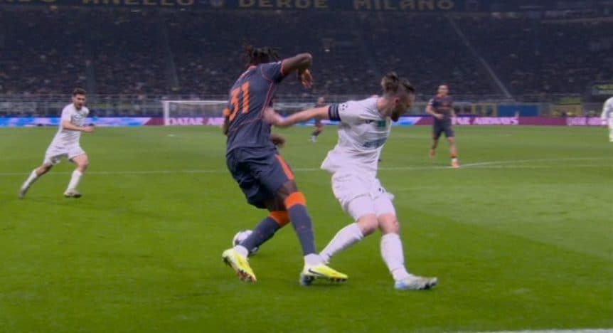 Perché in Inter-Kairat l'arbitro ha annullato il rigore con il VAR per fallo su Bisseck