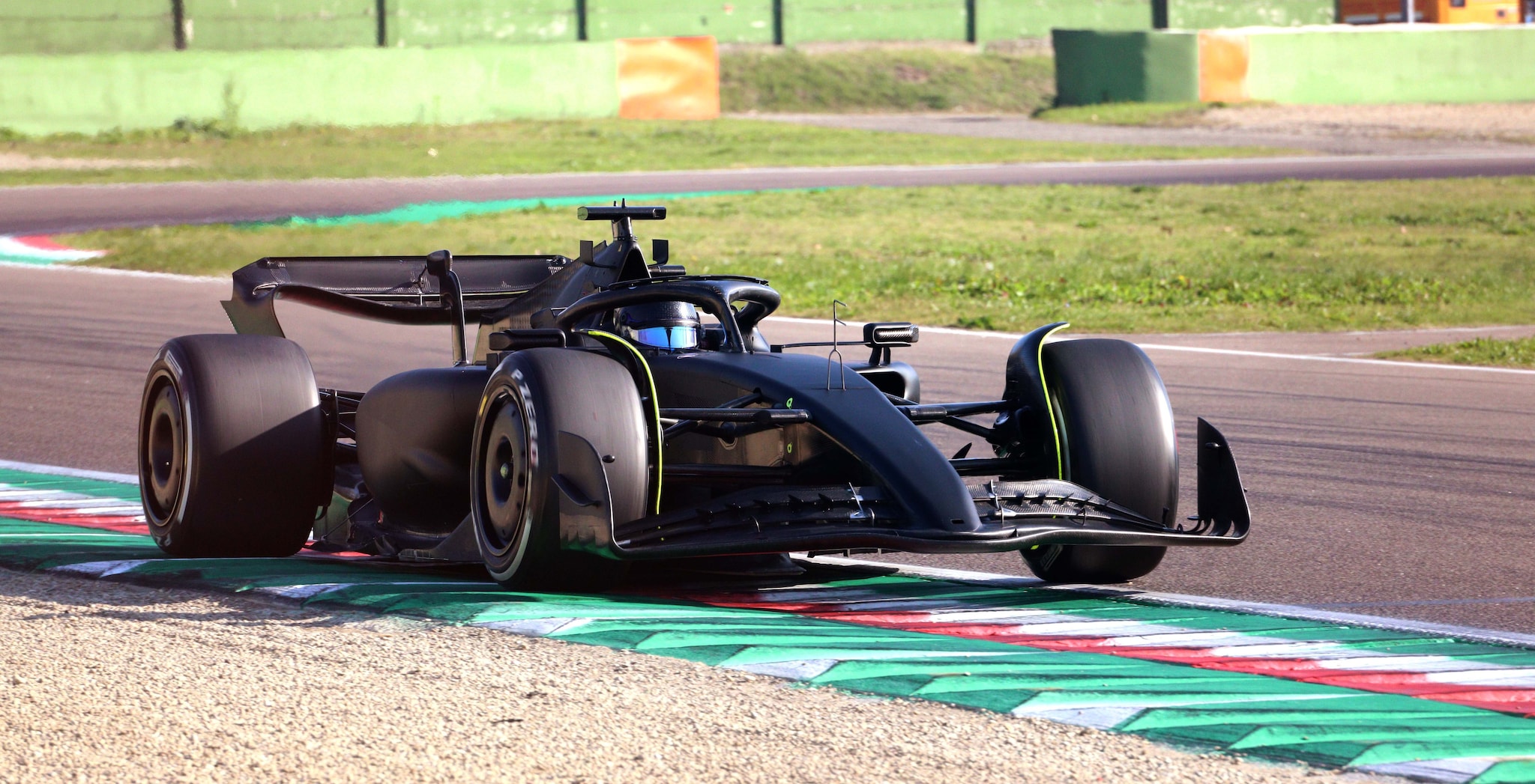 Perché Sergio Perez gira con una Ferrari da Formula 1 nera sul circuito di Imola in incognito