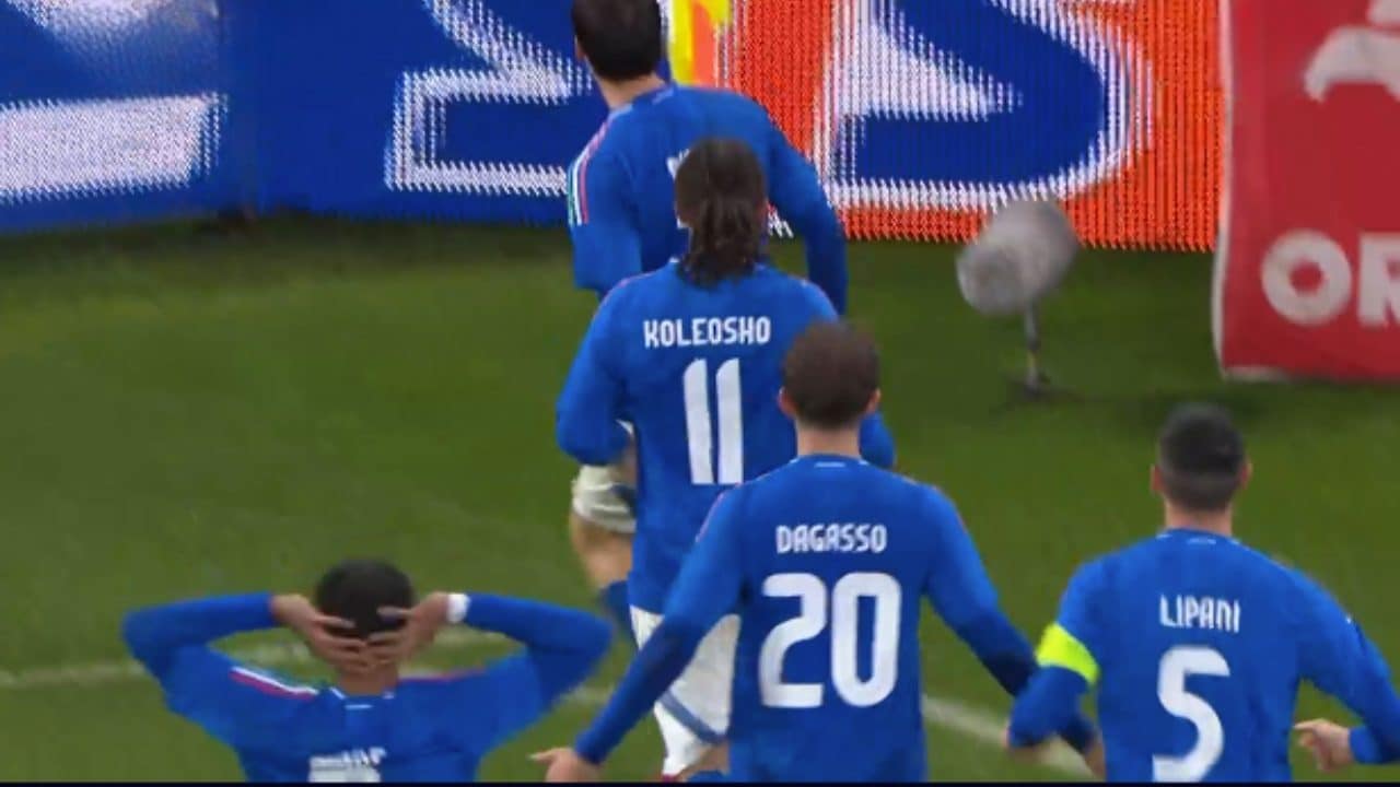 Pisilli segna un gol spaziale con l’Italia Under 21: compagni increduli con le mani nei capelli