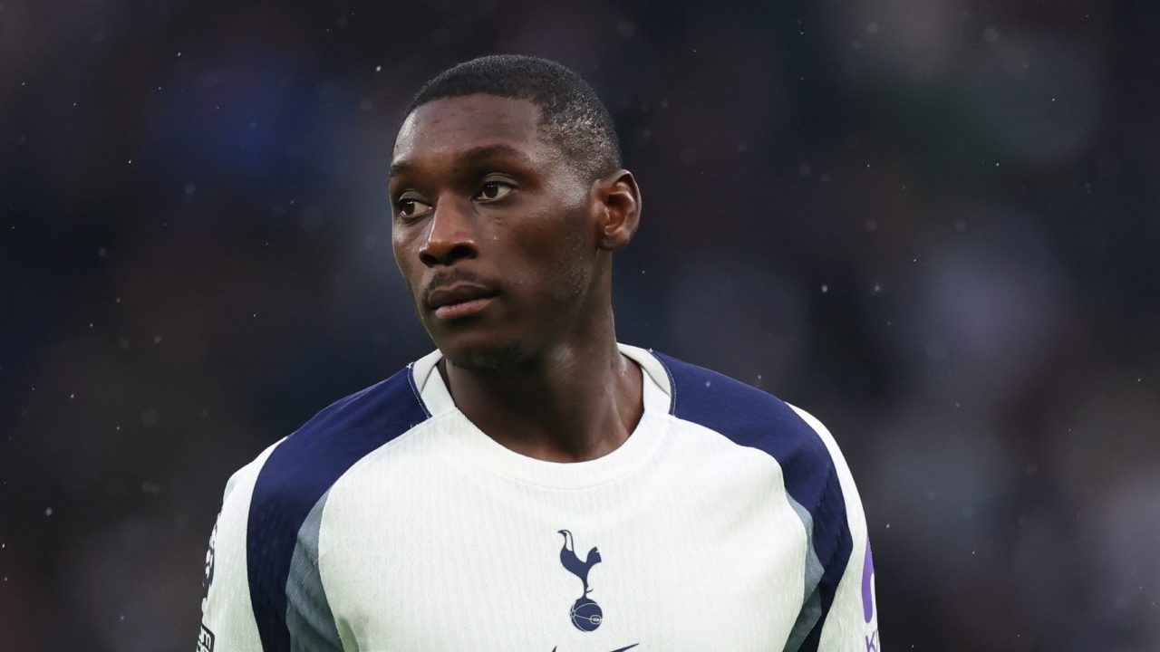 Kolo Muani fermato dall'ennesimo infortunio: l'ex Juve costretto a indossare una maschera protettiva