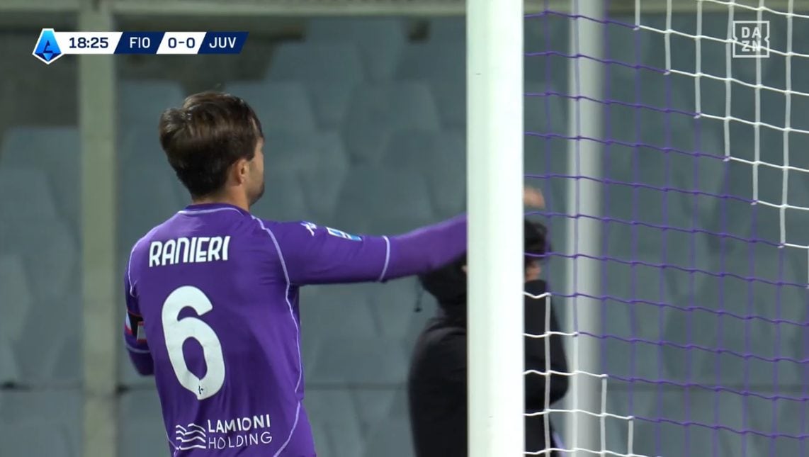 Il momento in cui Ranieri va sotto la curva della Fiorentina per invitare i tifosi a smetterla.