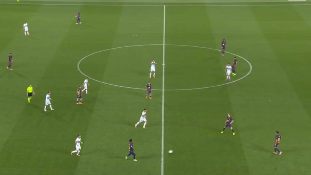 Nuova regola del calcio, la proposta: "Divieto di tornare indietro dopo aver superato metà campo"