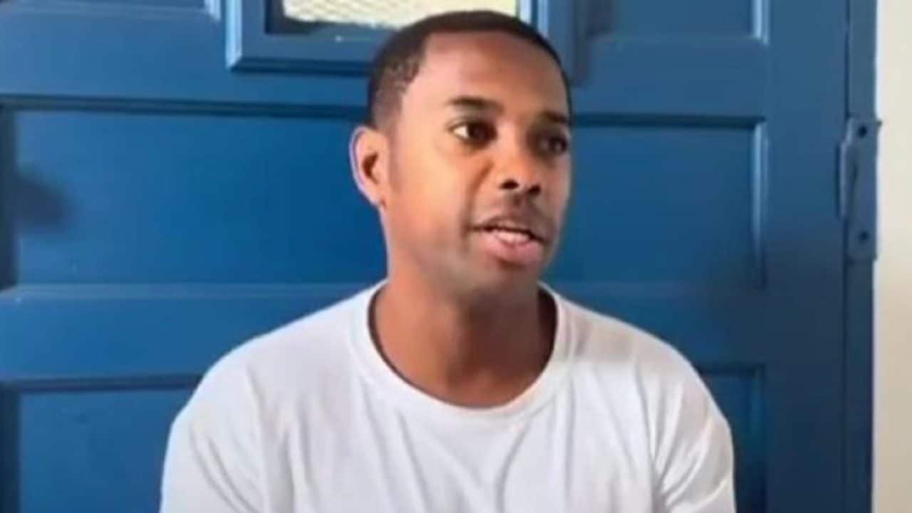 Robinho lascia il 'carcere dei famosi' a causa di una serie tv: vuole essere lasciato in pace