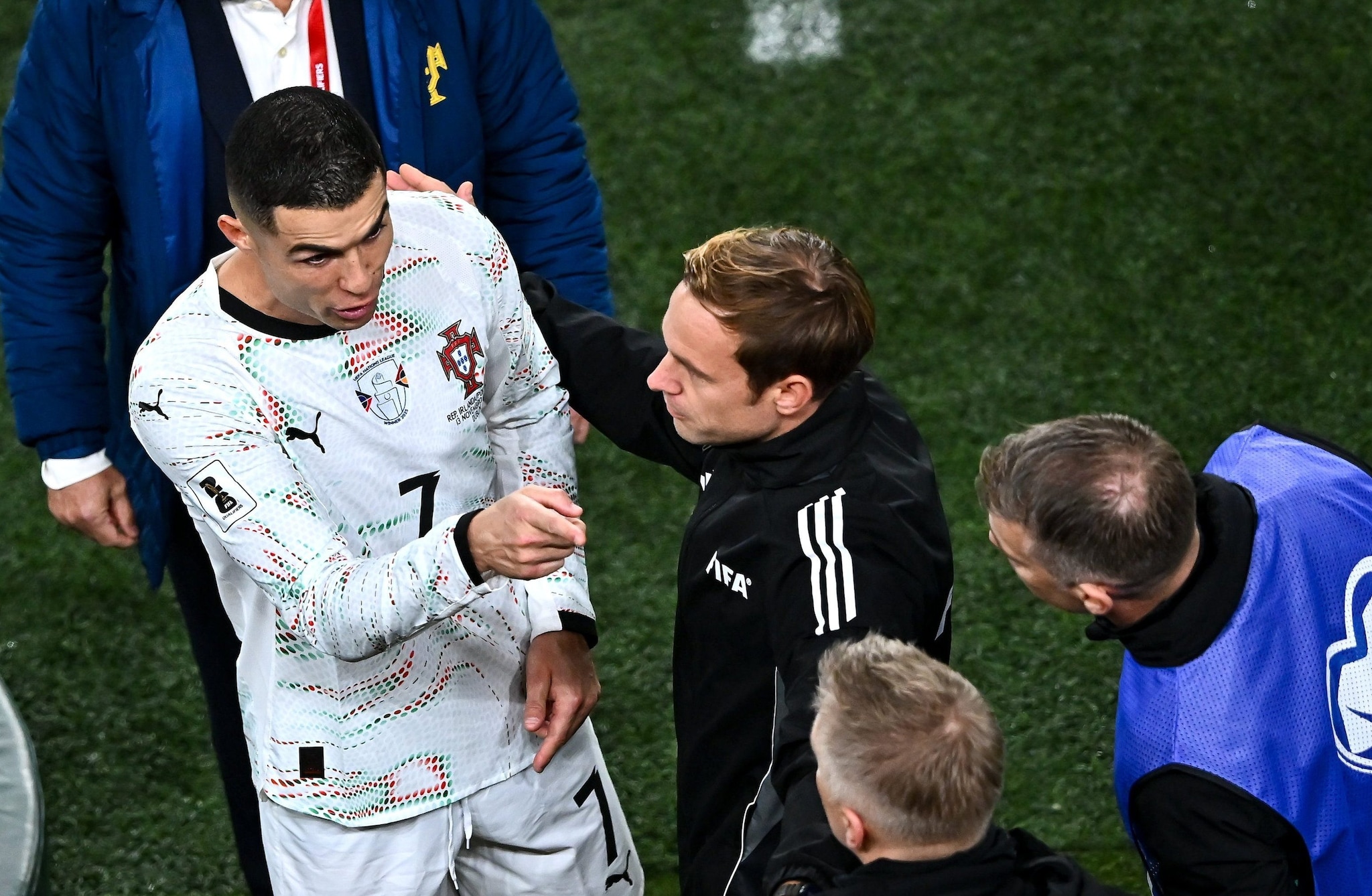 Cristiano Ronaldo espulso col VAR per una gomitata: la reazione di CR7 è inqualificabile