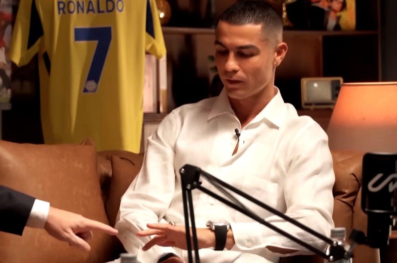 Piers Morgan indica il prezioso orologio al polso di Cristiano Ronaldo: un regalo del suo sponsor