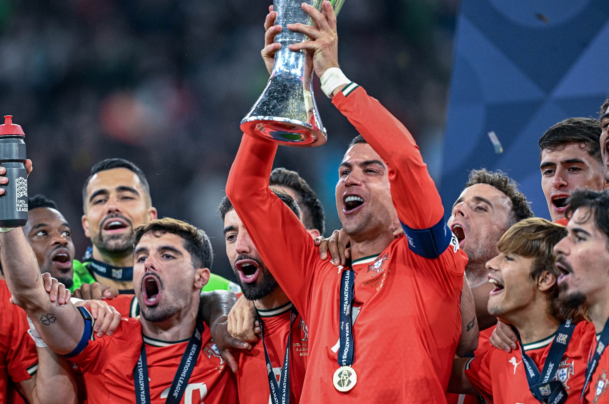 Ronaldo solleva il trofeo della Nations League lo scorso giugno, al suo fianco c’è Diogo Jota