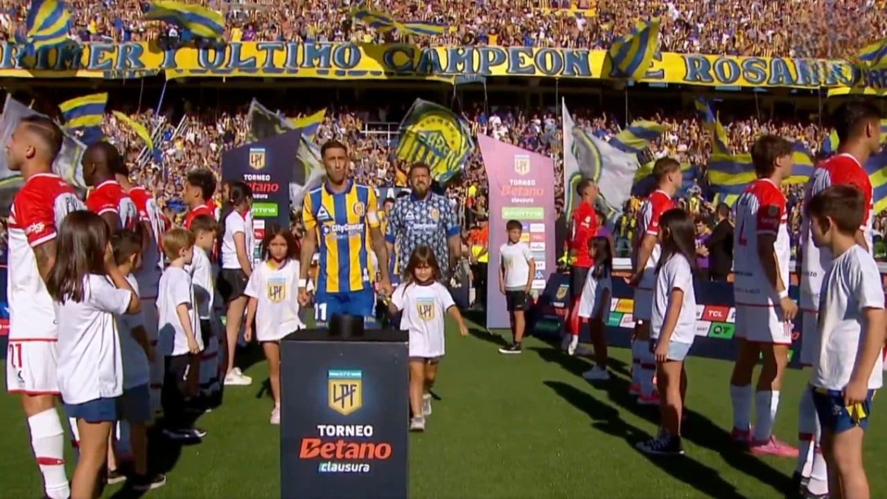 Il surreale 'pasillo' d'onore riservato al Rosario Central: i calciatori li ignorano girandosi di spalle