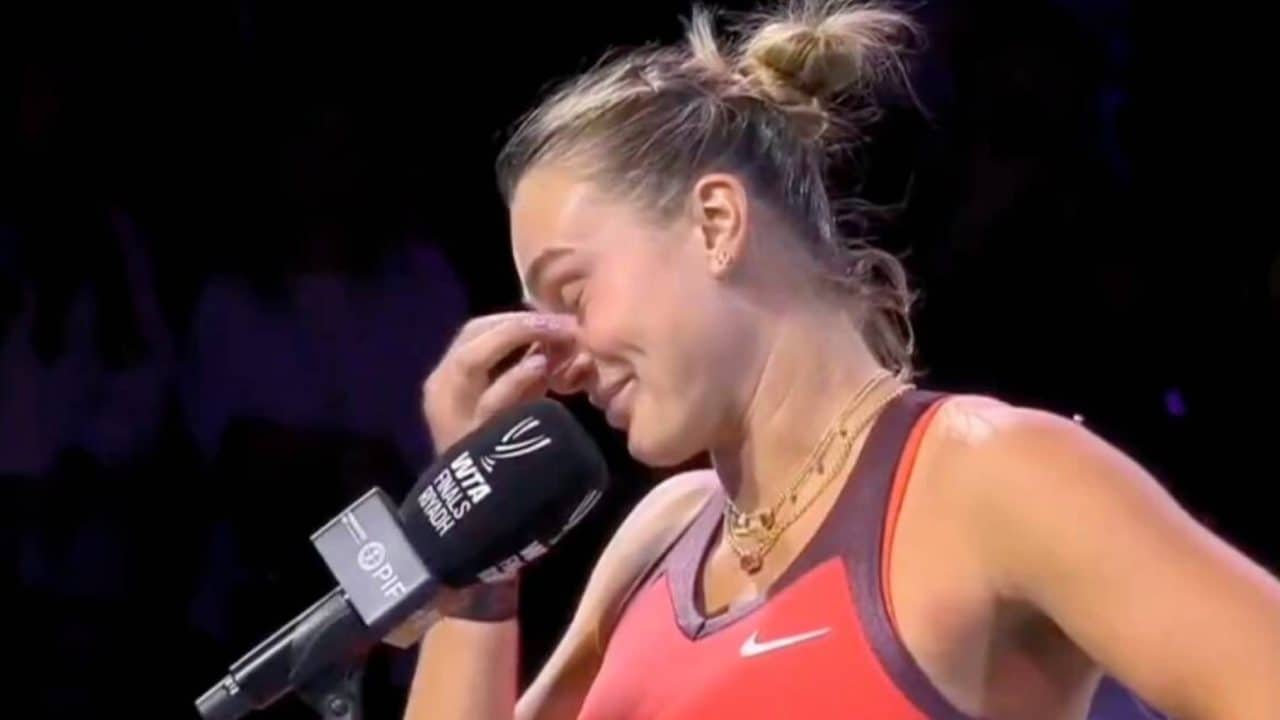 Sabalenka si commuove e ironizza: "Sto diventando sensibile, penso che sto invecchiando"