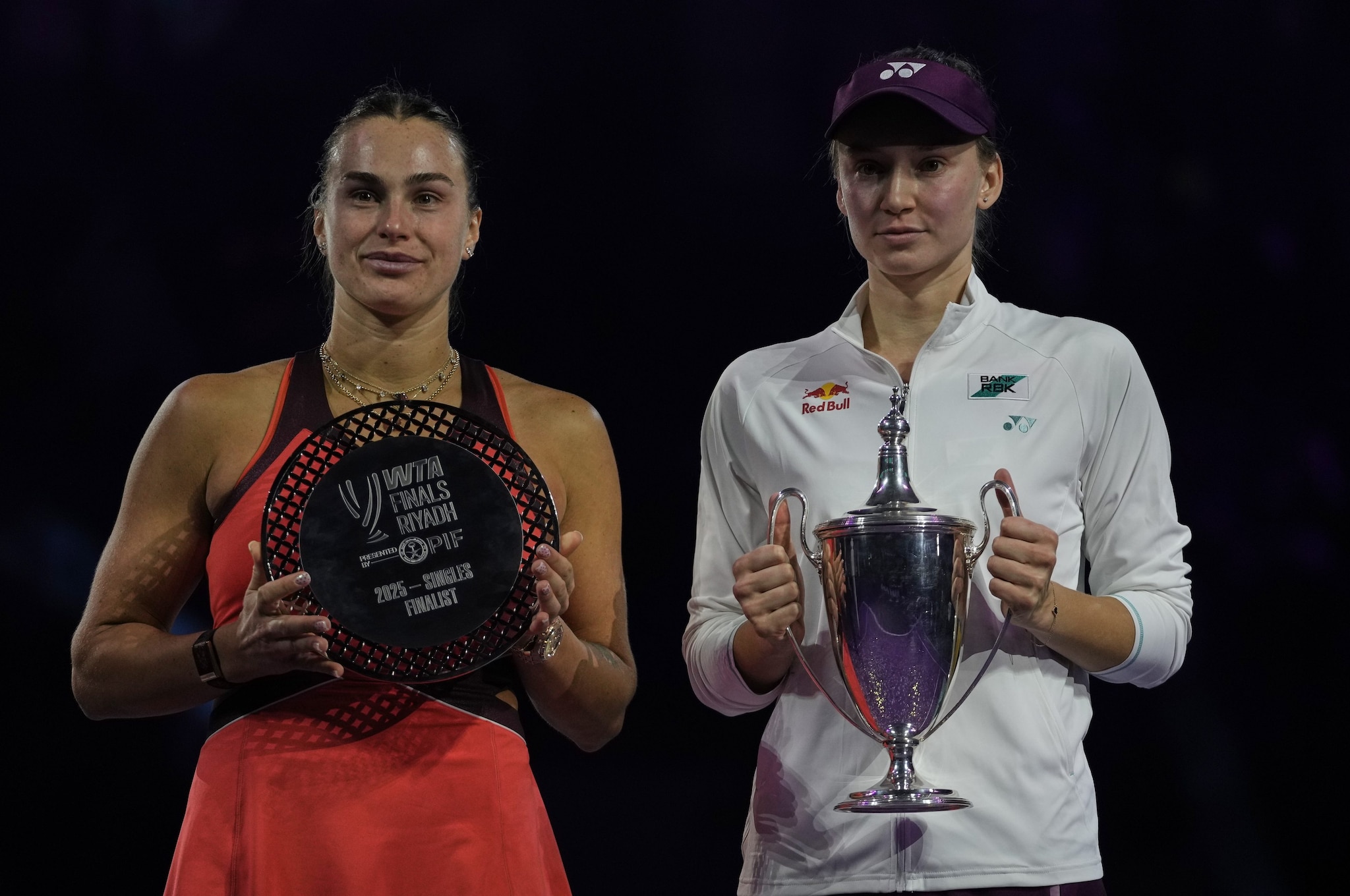 Aryna Sabalenka con Elena Rybakina dopo la finale delle WTA Finals persa a Riad