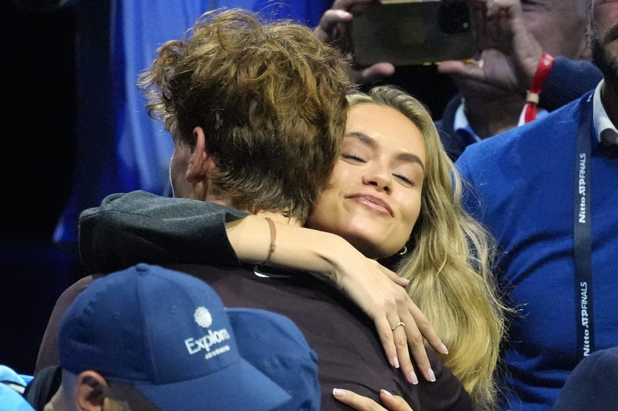 L’abbraccio tra Jannik e Laila dopo il trionfo di Torino