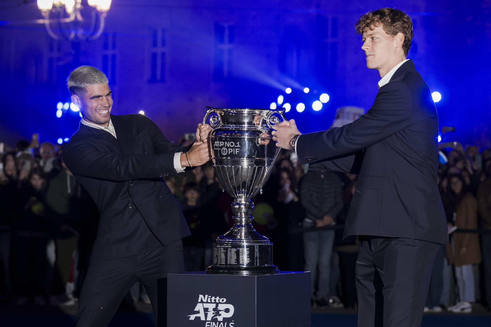 Jannik Sinner e Carlos Alcaraz si contendono la coppa del numero uno al mondo a fine anno
