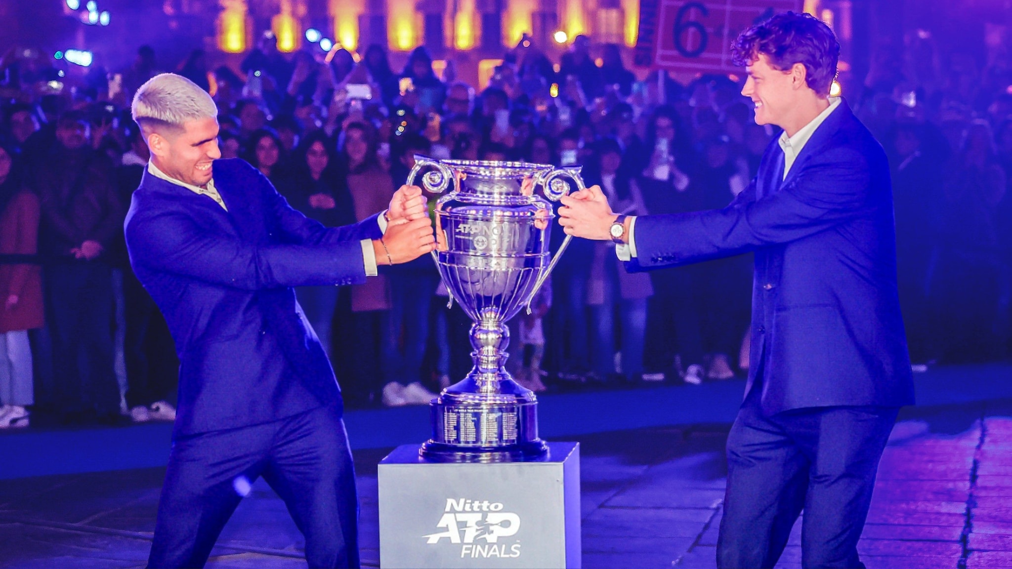 Sinner vince le ATP Finals, battuto Alcaraz 7-6 7-5: Jannik fa il bis a Torino
