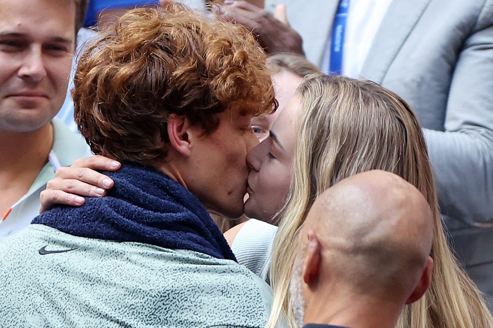 Il celebre bacio tra Jannik Sinner e Anna Kalinskaya a New York dopo aver vinto lo US Open 2024