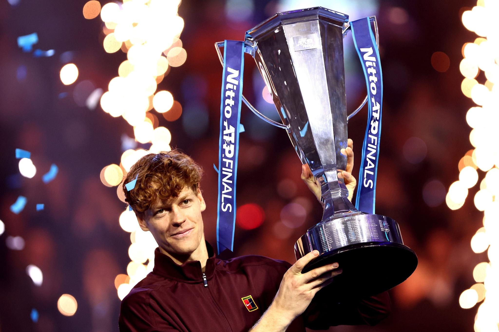 Jannik Sinner col trofeo delle ATP Finals vinte per il secondo anno di fila a Torino