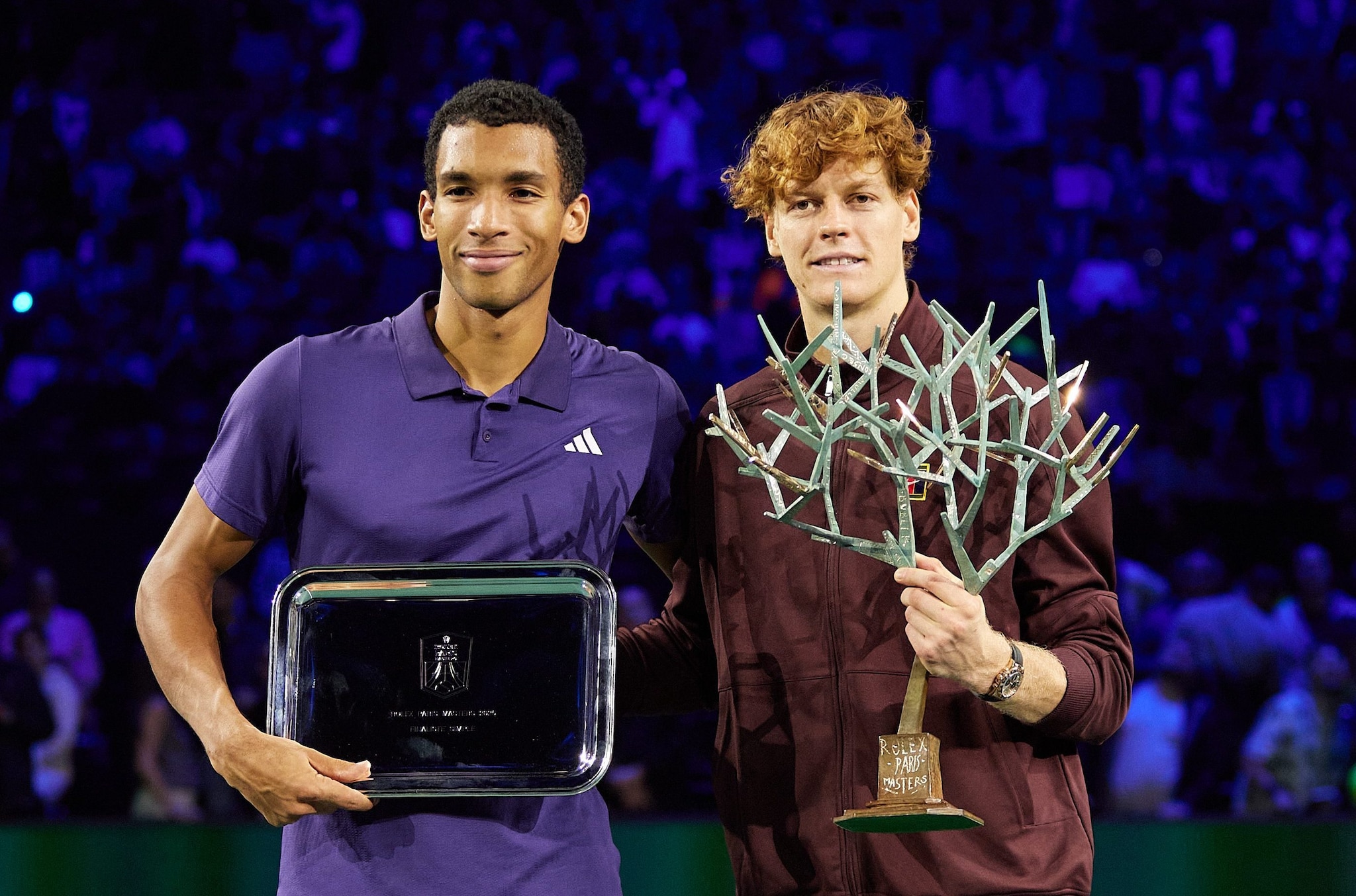 Jannik Sinner e Felix Auger–Aliassime dopo la finale di Parigi vinta dall’altoatesino