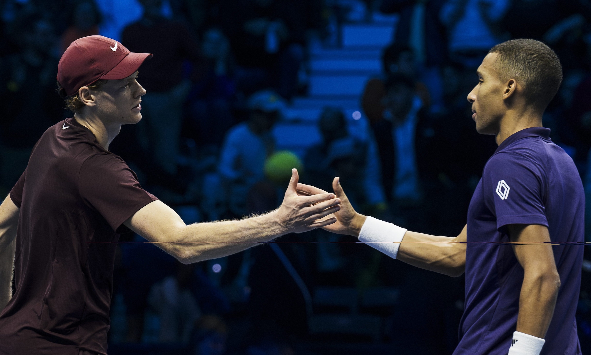 Felix Auger–Aliassime dà la mano a Jannik Sinner dopo essere stato battuto nel primo match delle ATP Finals