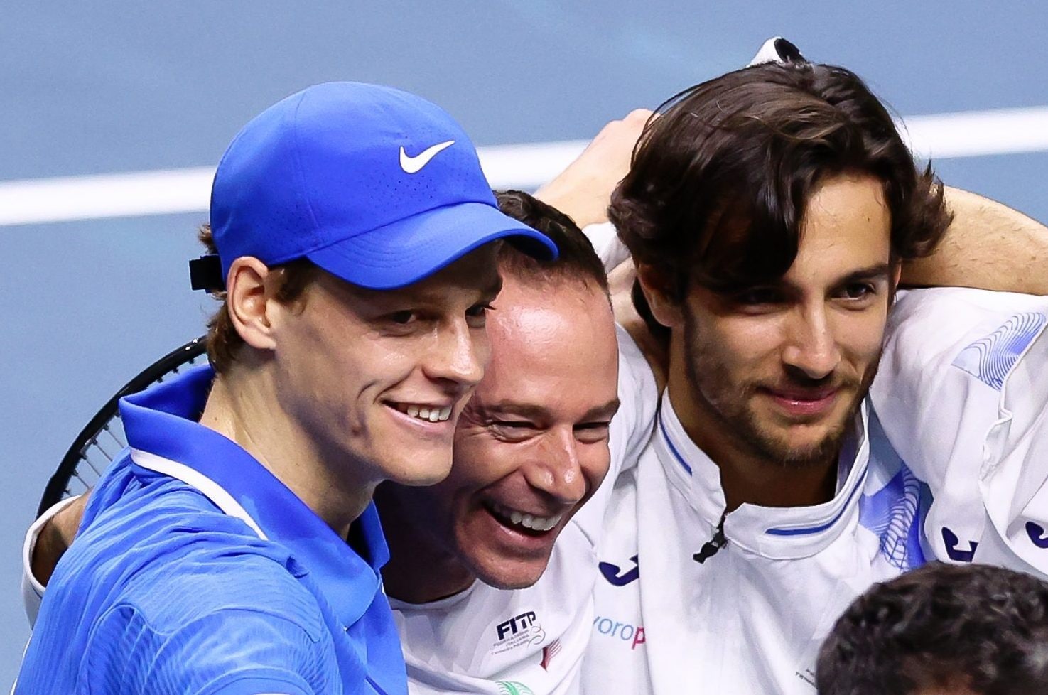 Sinner e Musetti assieme al capitano dell’Italia Volandri dopo la vittoria della Coppa Davis 2024