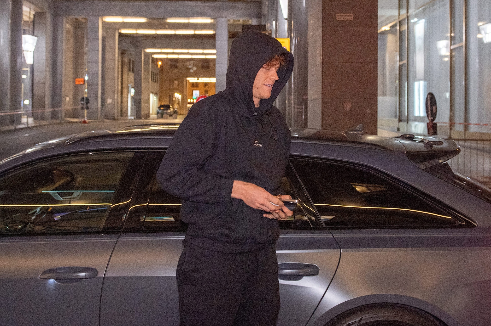 L’arrivo di Jannik Sinner lunedì sera all’hotel Principi di Piemonte a Torino