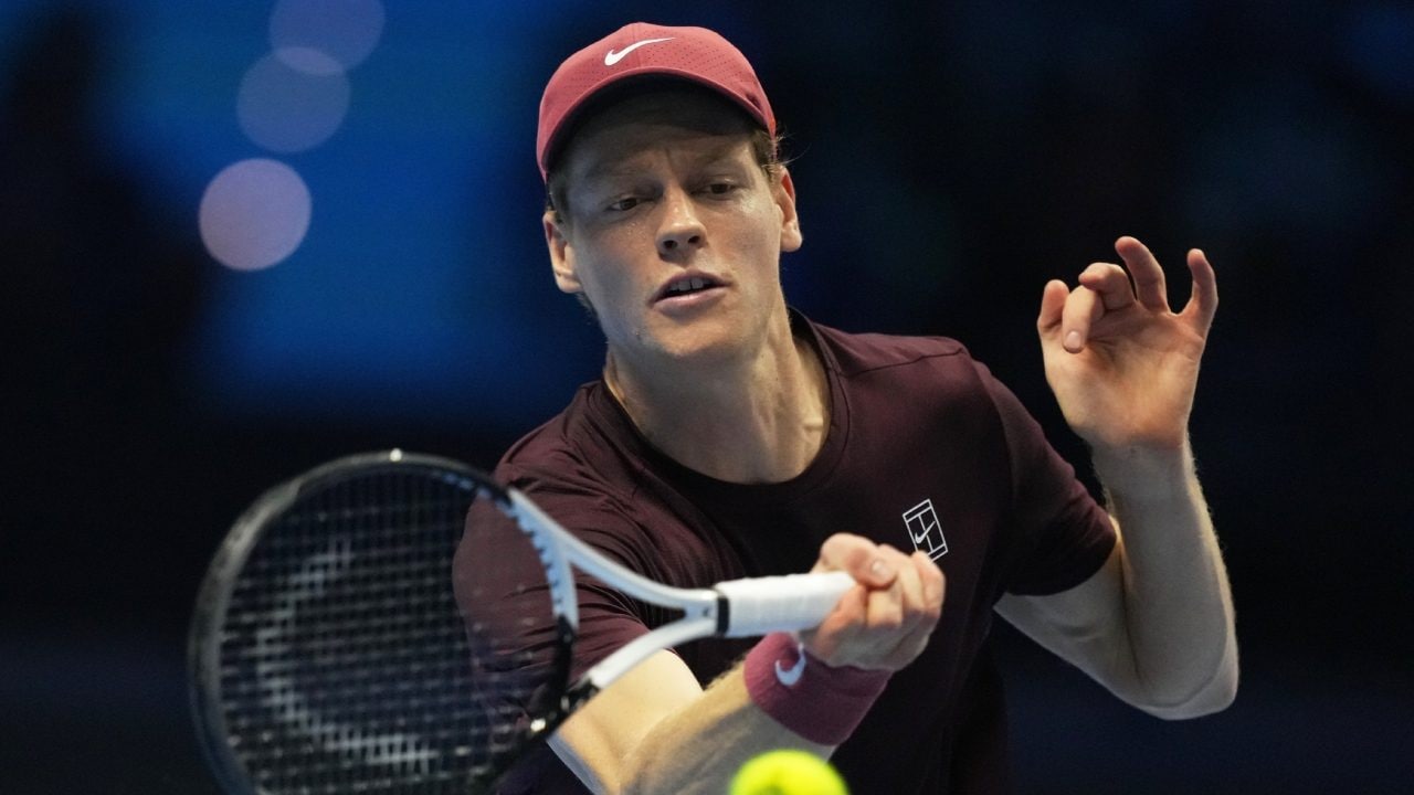 Sinner-batte Zverev 6-4 6-3 all'ATP Finals: Jannik vince il girone ed è in semifinale