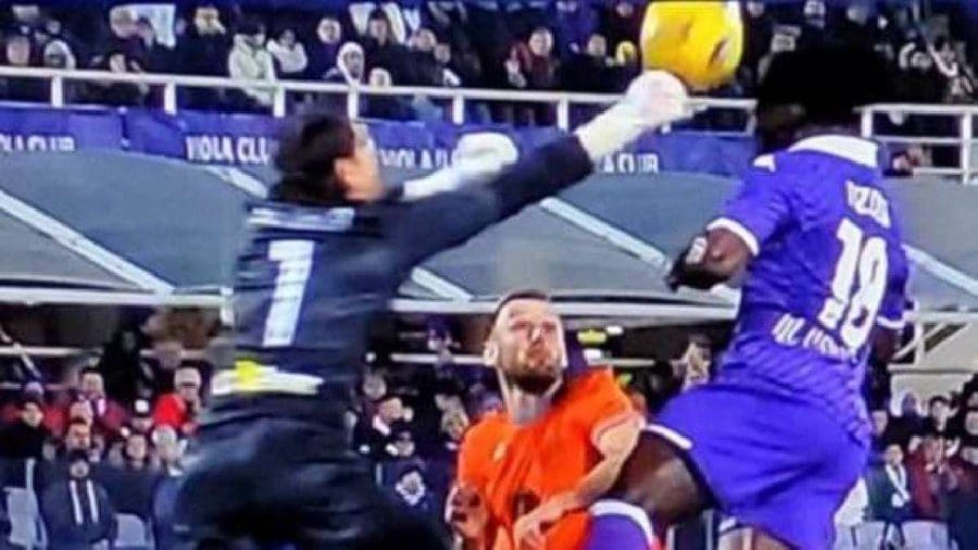 L’intervento di Sommer su Nzola che fu punito col rigore, molto simile a Paleari–Vlahovic