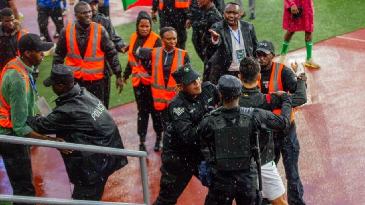 Nella Champions asiatica esplode il finimondo: polizia in campo per fermare la rissa tra giocatori