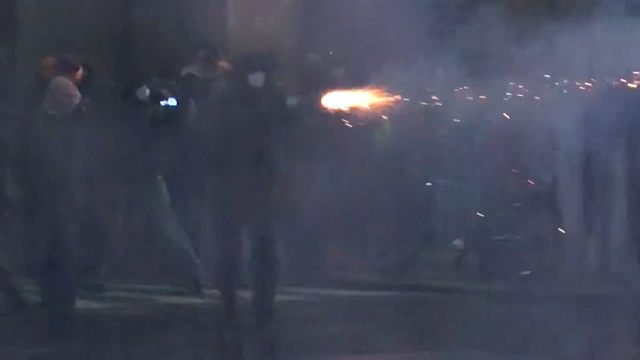 La festa del Bologna rovinata dai tifosi: scontri a Udine, in 120 si ribellano alle forze dell'ordine