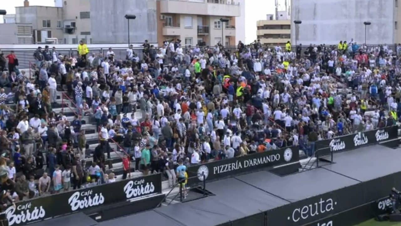 Tragedia allo stadio, un tifoso muore durante Ceuta-Almeria: l'arbitro sospende la partita