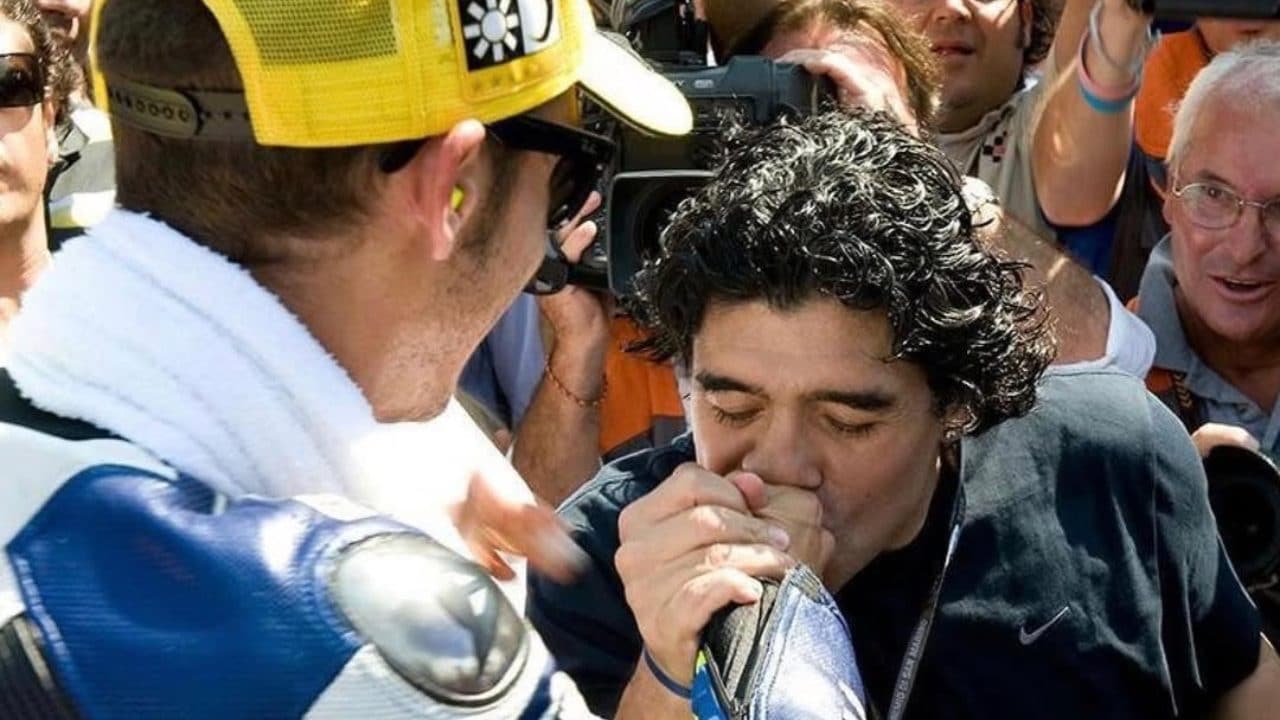 Valentino Rossi non può dimenticarlo: "Vidi Maradona sulla griglia del GP, venne e mi baciò la mano"