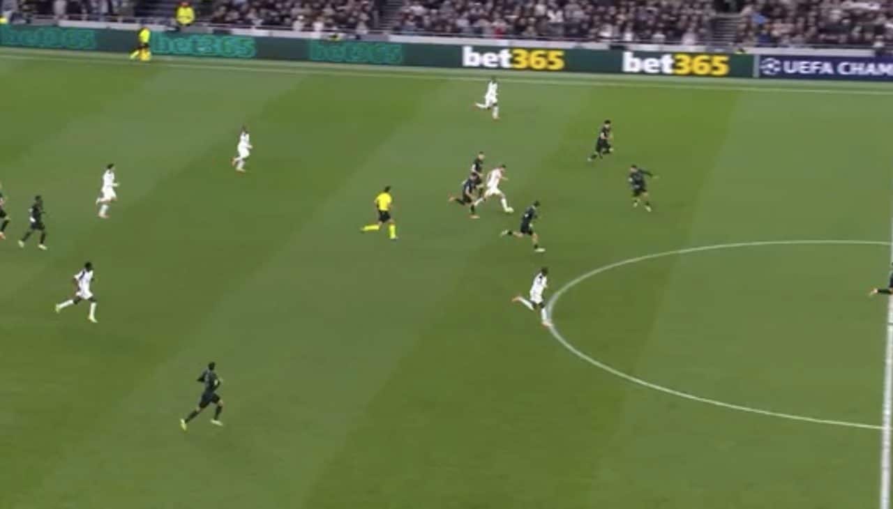Van de Ven segna un gol assurdo per il Tottenham in Champions League: 75 metri di folle corsa