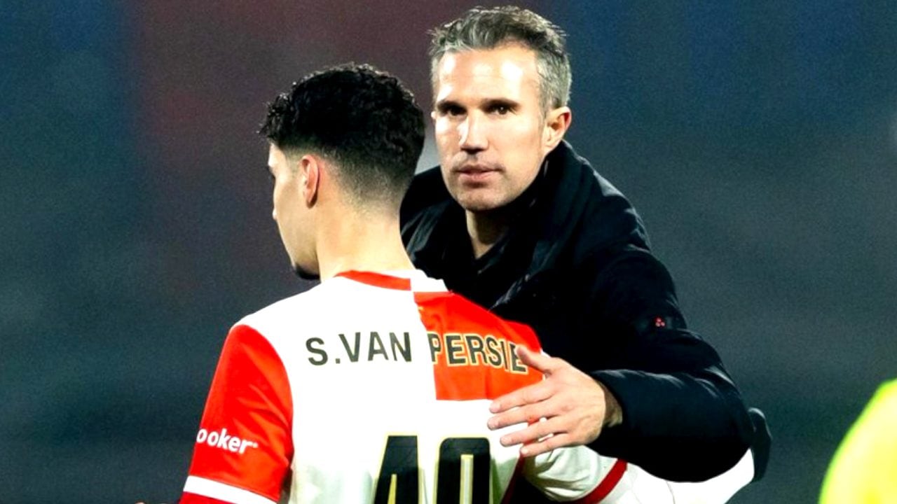 Robin Van Persie prosegue la tradizione, fa debuttare il figlio Shaqueel: "Non da padre ma da tecnico"