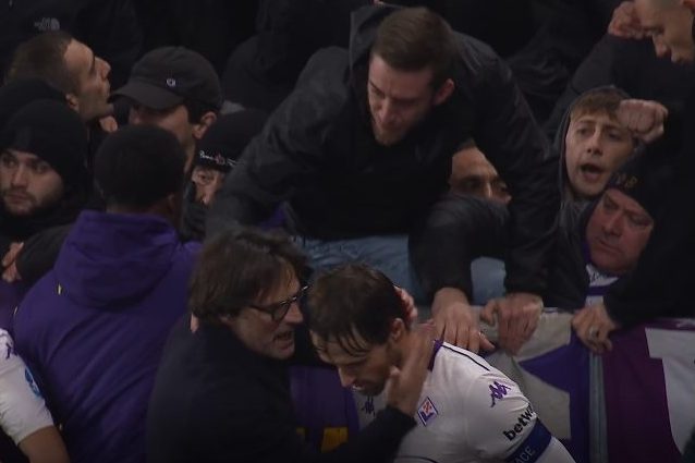 Paolo Vanoli abbraccia il capitano Ranieri al termine del confronto della Fiorentina coi suoi tifosi