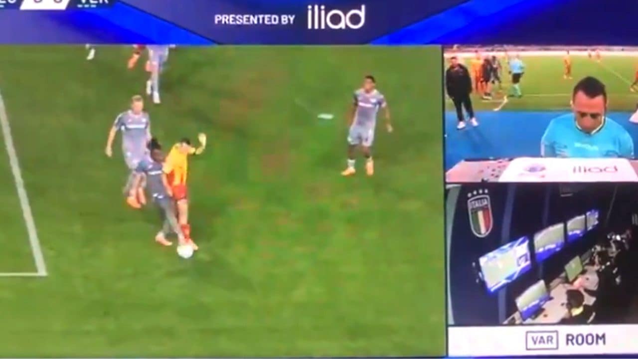 Il VAR protagonista in Como-Cagliari e Lecce-Verona: annullata un'autorete e tolto un rigore a Camarda