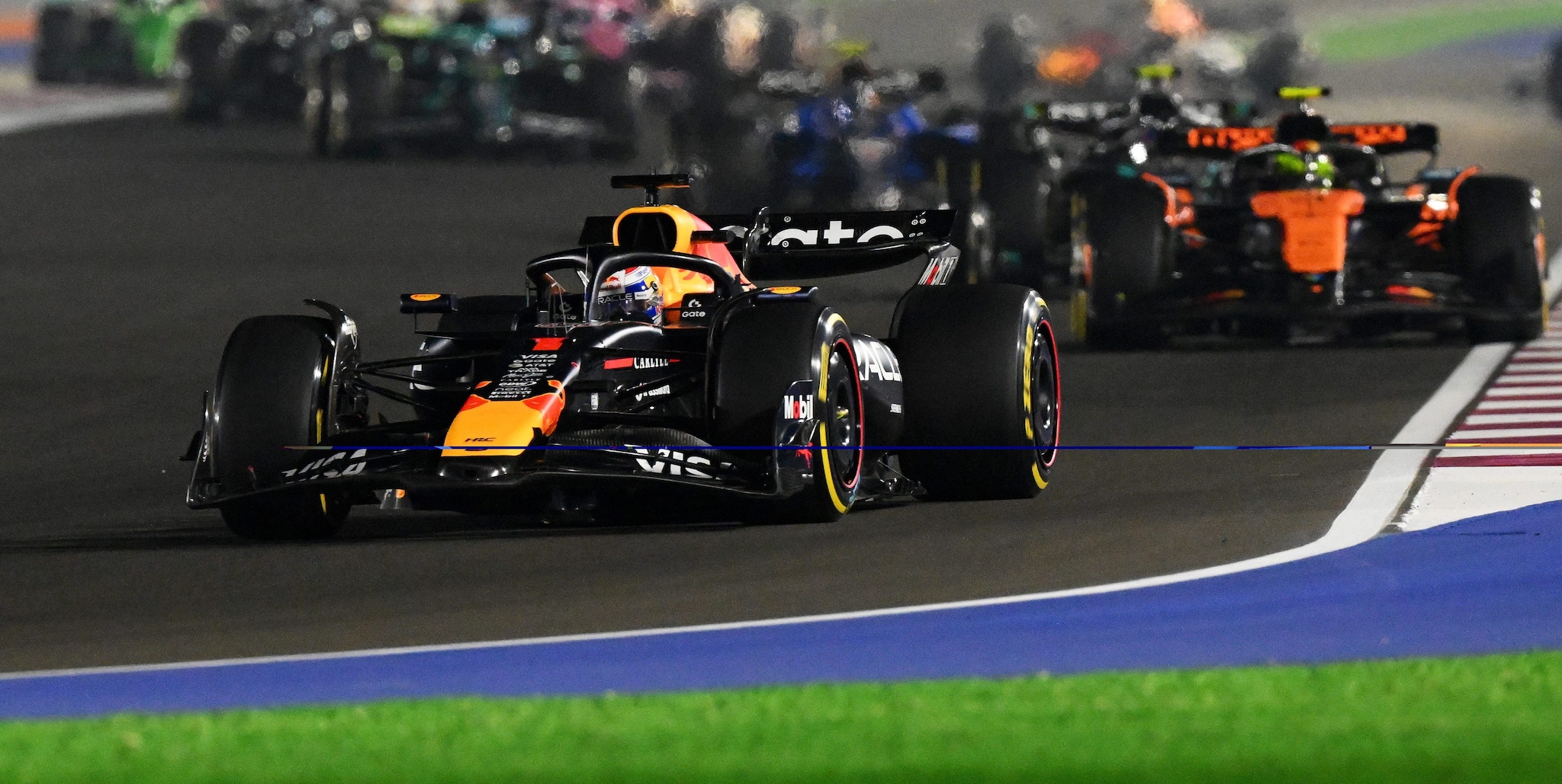 Verstappen vince in Qatar e riapre il Mondiale: Piastri 2°, Norris 4°. Il titolo si deciderà all'ultima gara