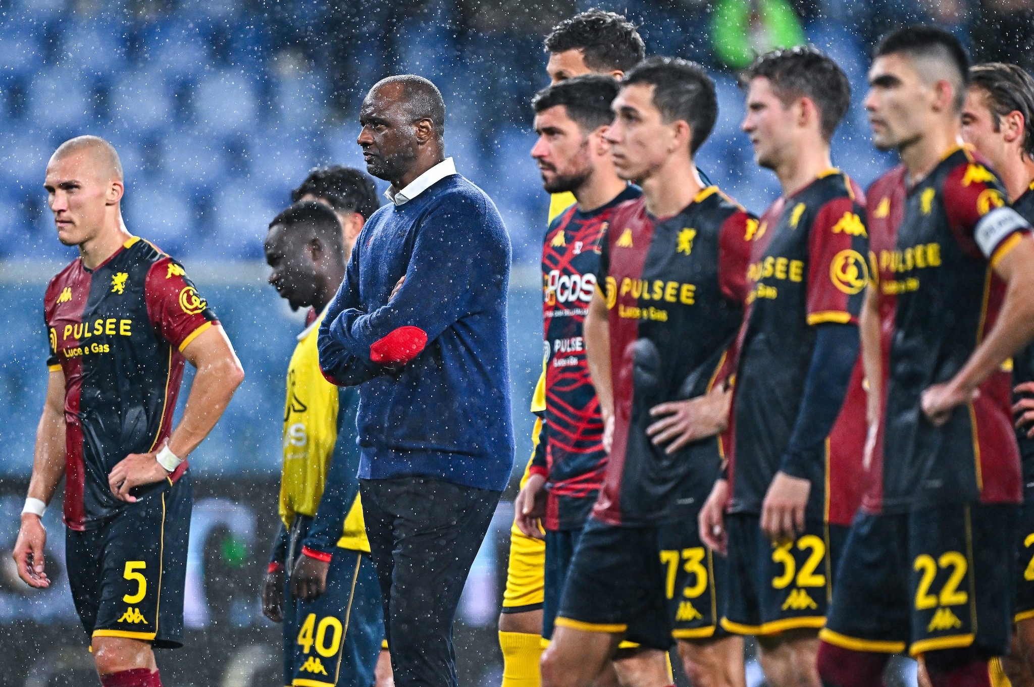 Patrick Vieira e i giocatori del Genoa sotto la gradinata dopo la sconfitta con la Cremonese
