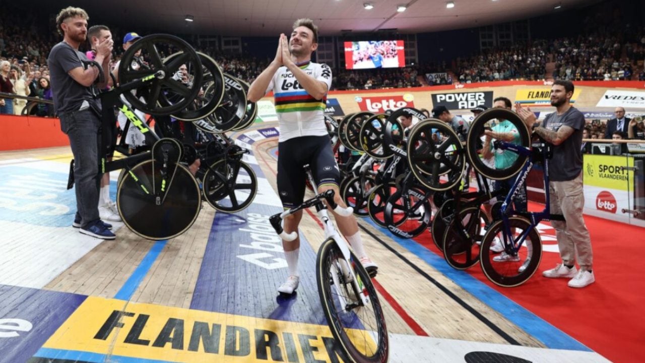 Il mondo del ciclismo ai piedi di Elia Viviani: il toccante "pasillo d'onore" per il Profeta