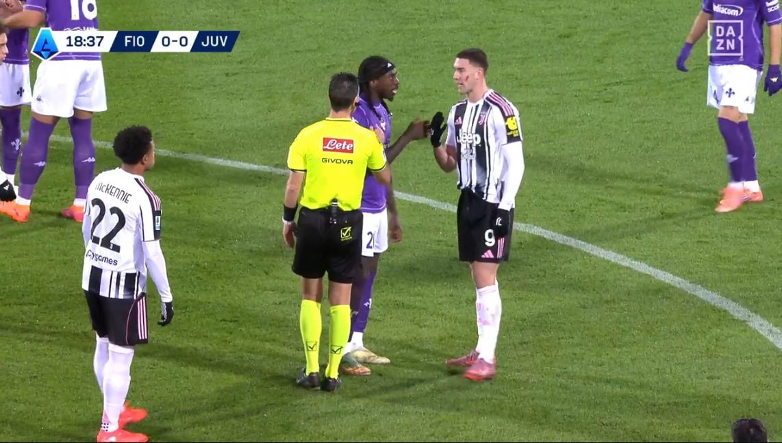 Il momento in cui Kean e Vlahovic parlando con Doveri.