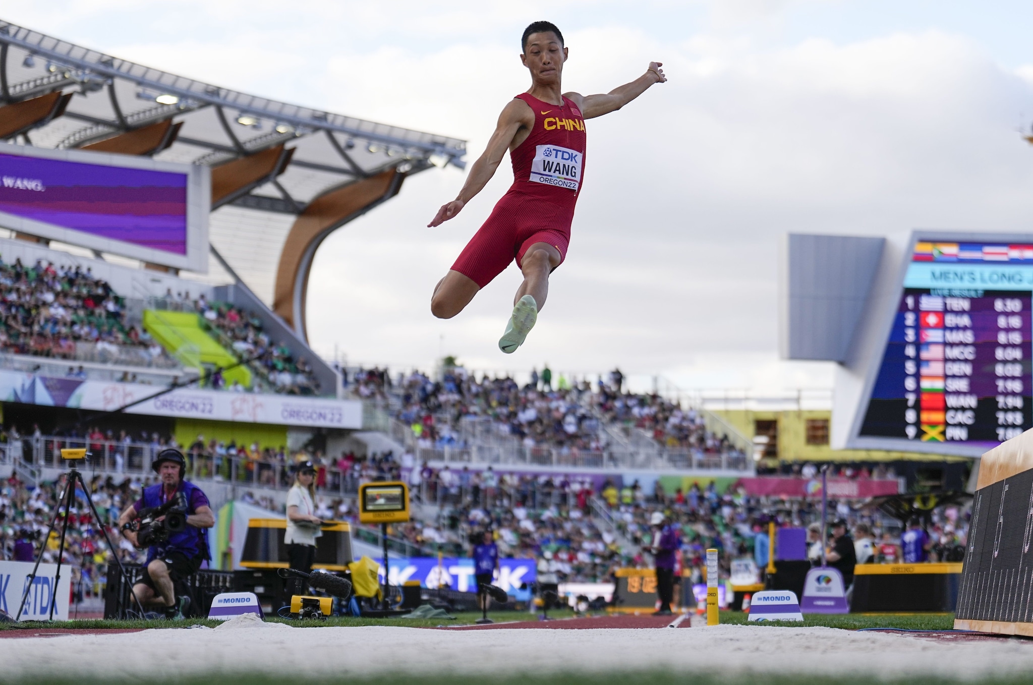 Il saltatore in lungo cinese Wang Jianan in azione ai Mondiali di Eugene 2022: vinse l’oro