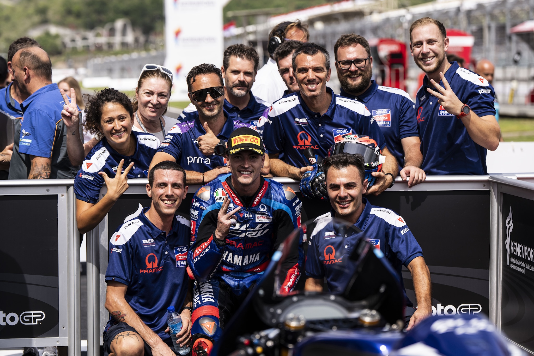 Alex De Angelis con il suo team in Moto2.