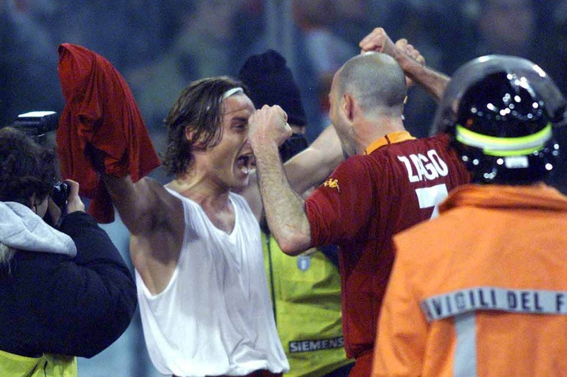 L’esultanza di Zago con Totti in un derby Lazio–Roma del dicembre 2000 (0–1, autogol di Negro)