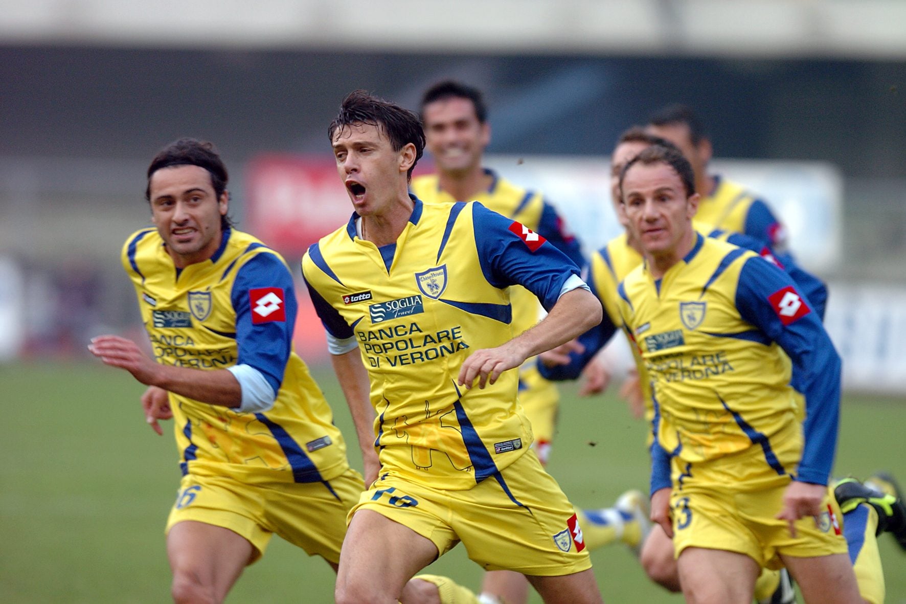 Zanchetta festeggia un gol con il Chievo.