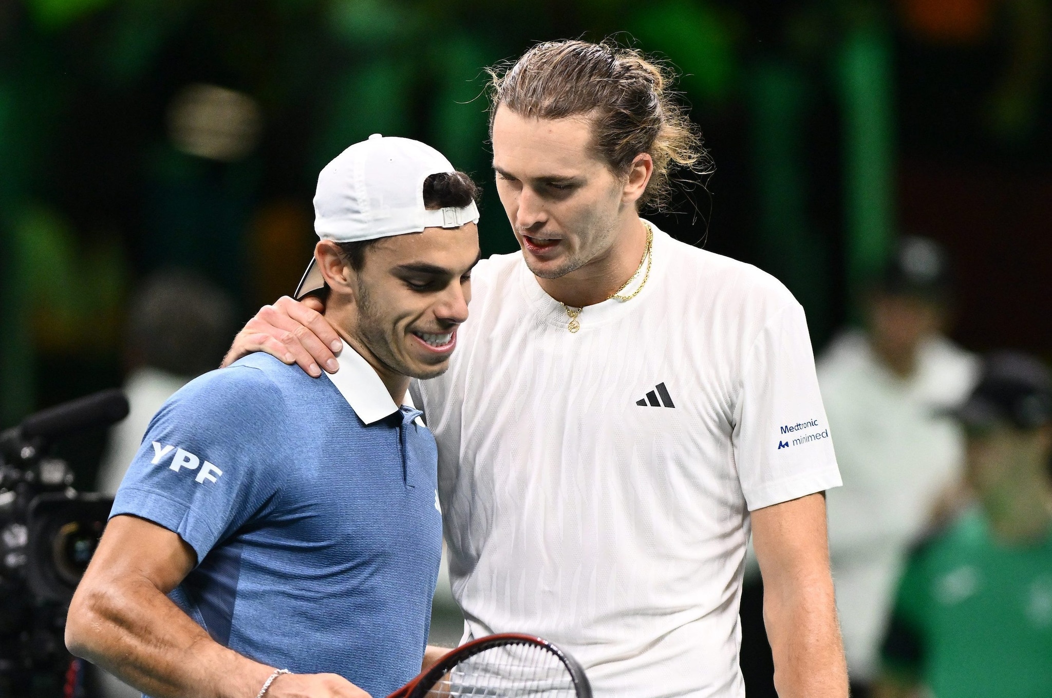 Sascha Zverev saluta a rete Francisco Cerundolo dopo averlo battuto nei quarti di Coppa Davis