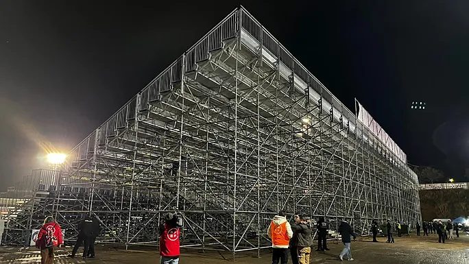 Le tribune aggiunte allo stadio per aumentare oltre gli 8 mila posti: senza omologazione per la sicurezza