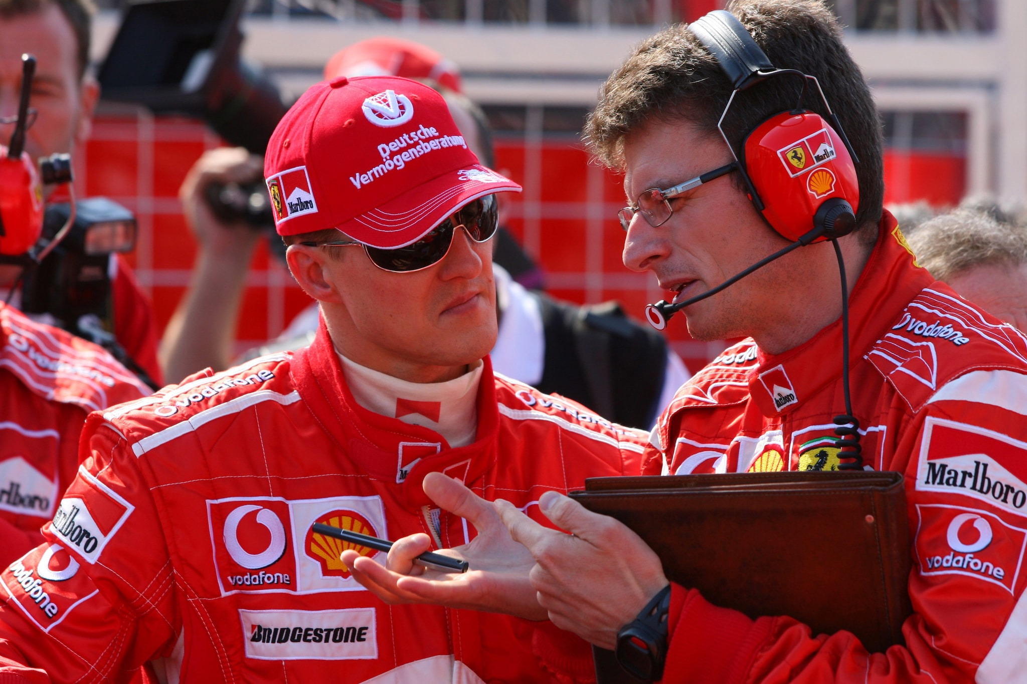 Michael Schumacher con Chris Dyer, all’epoca ingegnere della Ferrari, nel 2006.