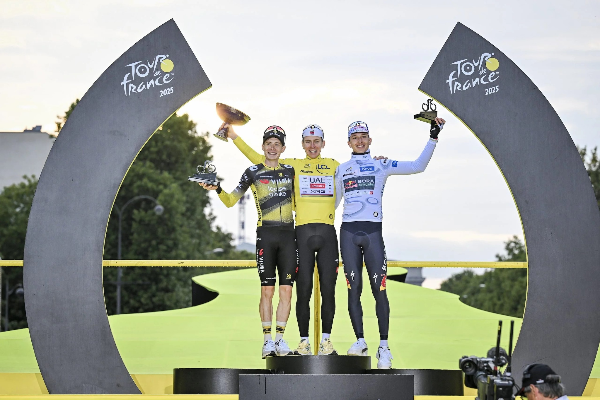 Lipowitz insieme a Pogacar e Vingegaard sul podio del Tour 2025