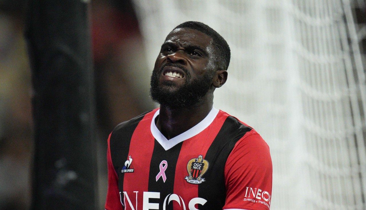 Jeremie Boga sotto shock dopo i pugni e gli sputi dei tifosi del Nizza: un compagno lo ha salvato