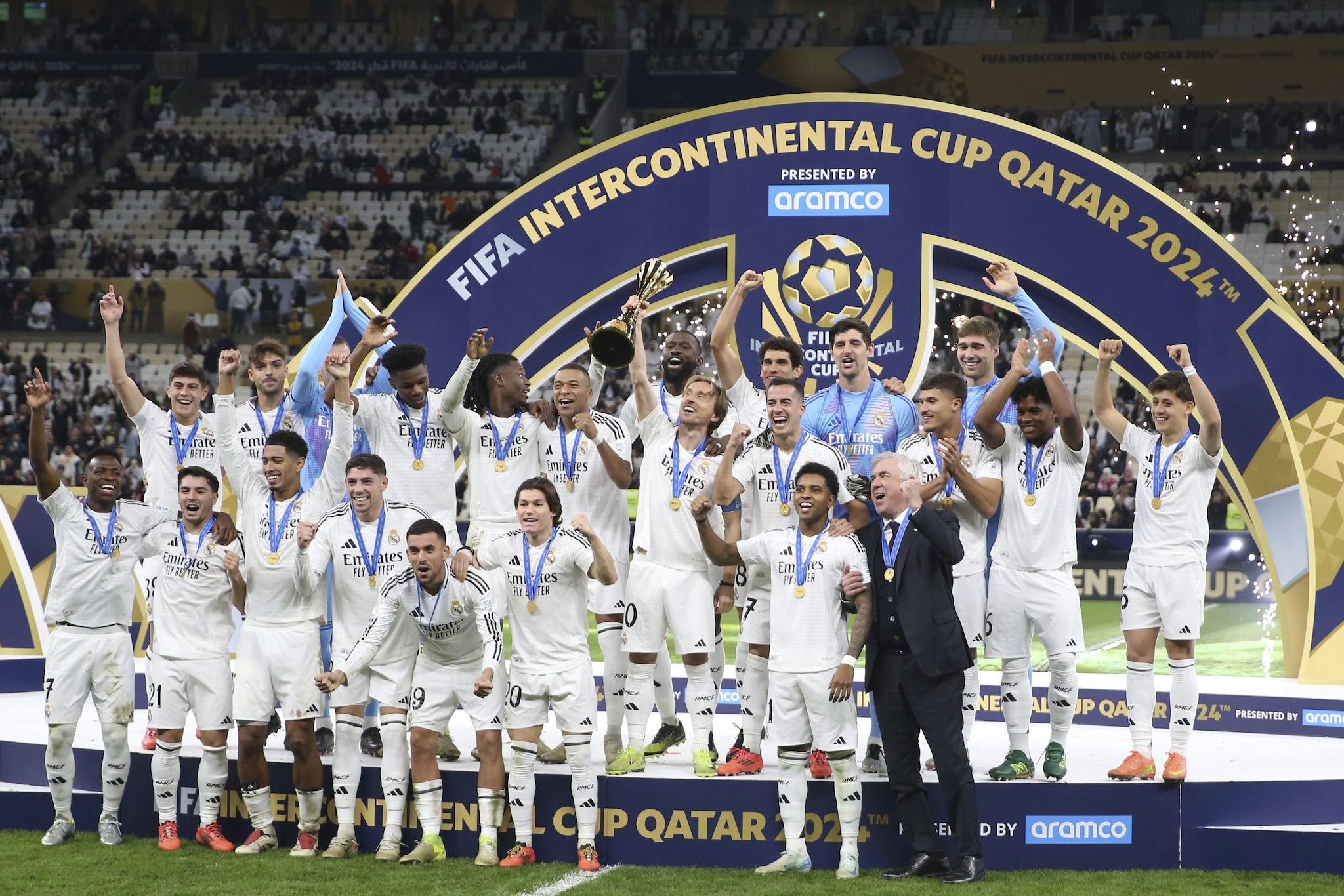 Il Real Madrid celebra il trionfo in Coppa Intercontinentale 2024.