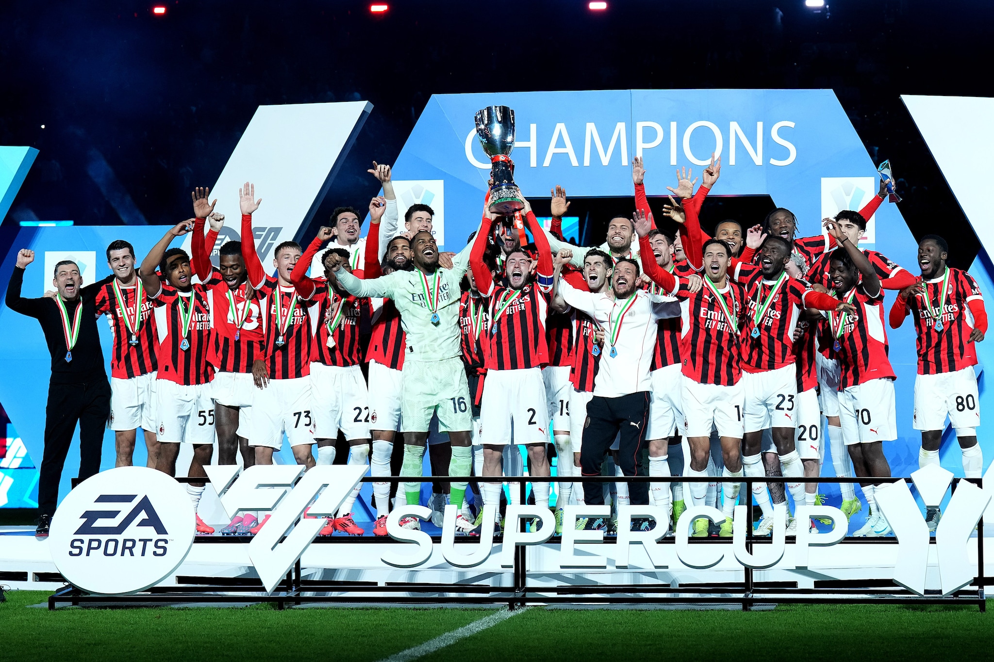 Il Milan festeggia la Supercoppa 2024–2025 vinta in finale battendo l’Inter