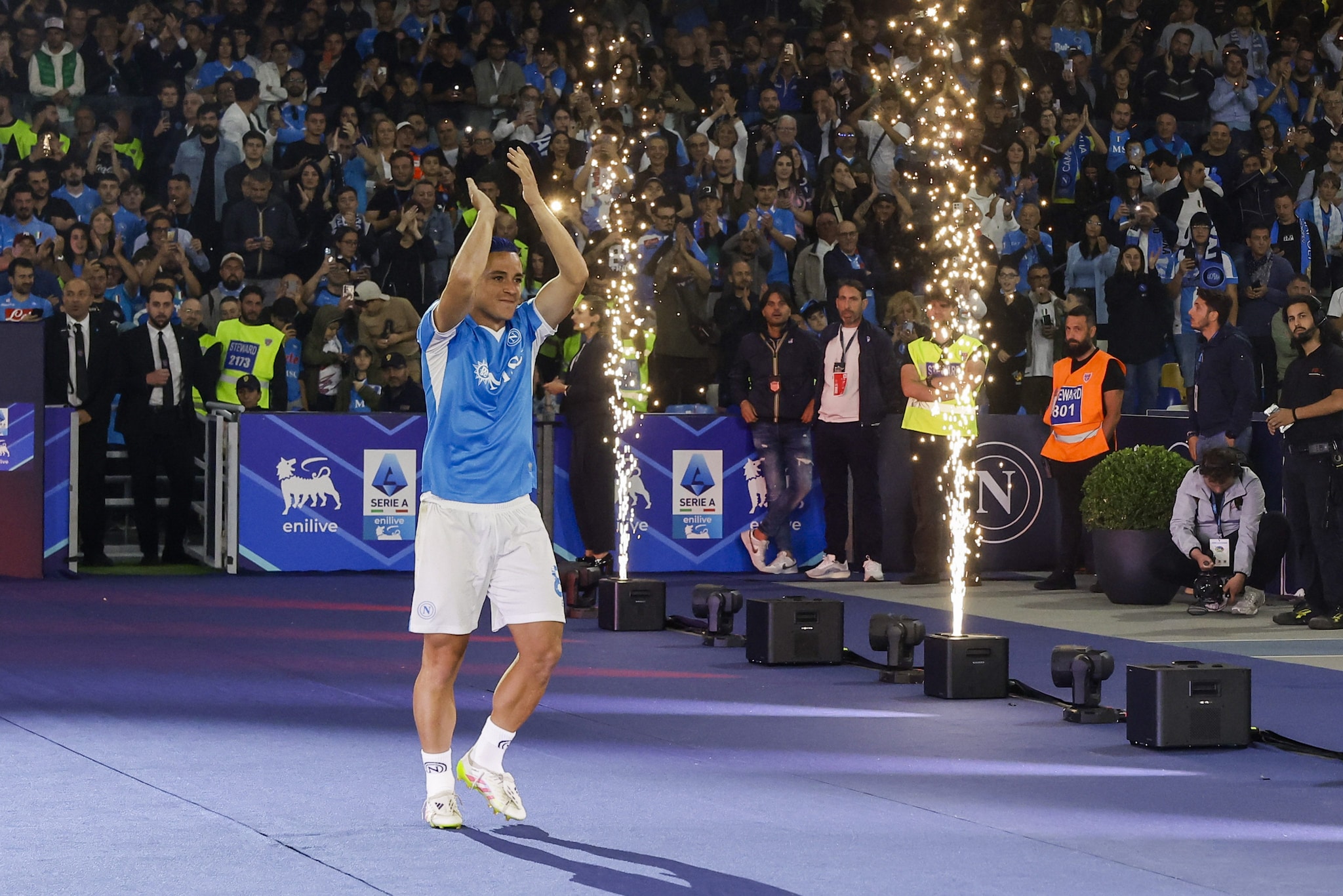 Giacomo ’Jack’ Raspadori durante la premiazione per lo scudetto 2025 del Napoli.
